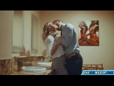 ❤️ Wakati blonde mwenye busty anakutongoza kwenye choo cha umma Video ya mkundu ☑